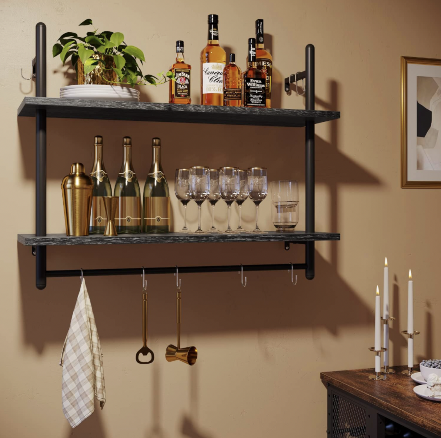 Étagère flottante industrielle noire utilisée comme bar maison avec bouteilles de spiritueux, flûtes à champagne et accessoires de bar suspendus