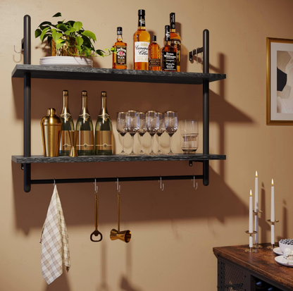 Étagère flottante industrielle noire utilisée comme bar maison avec bouteilles de spiritueux, flûtes à champagne et accessoires de bar suspendus