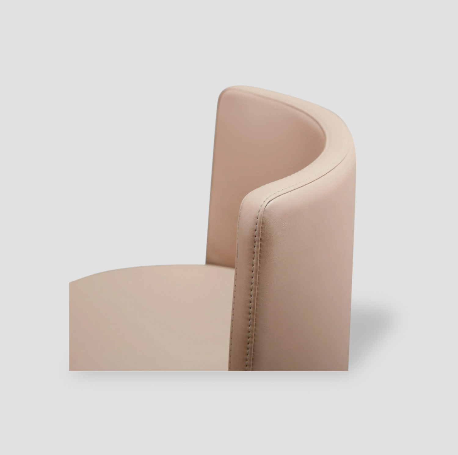 Gros plan du dossier incurvé et du siège en simili-cuir beige avec coutures latérales du tabouret Loosha