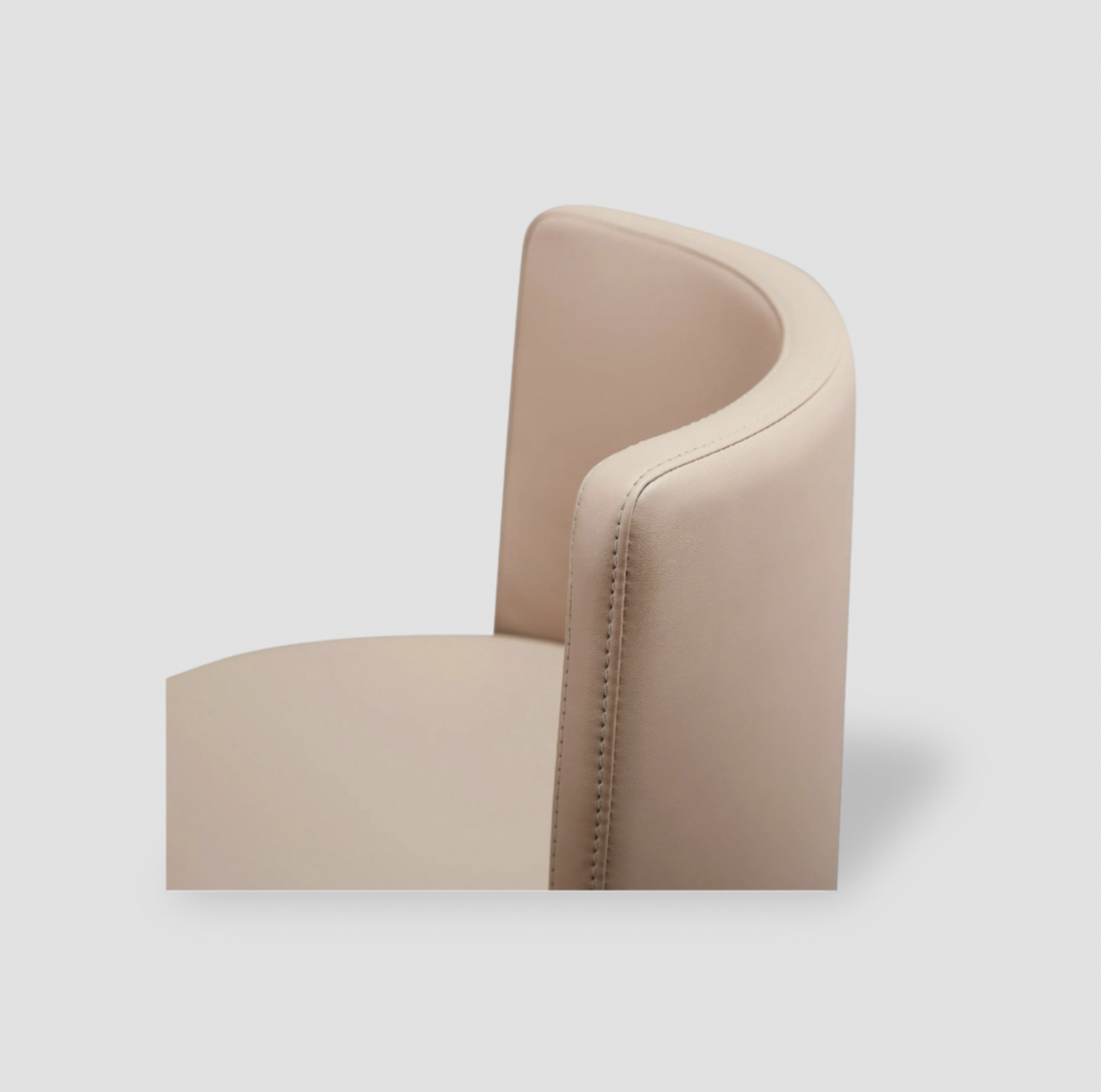 Gros plan du dossier incurvé et du siège en simili-cuir beige avec coutures latérales du tabouret Loosha