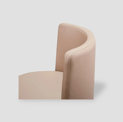 Gros plan du dossier incurvé et du siège en simili-cuir beige avec coutures latérales du tabouret Loosha