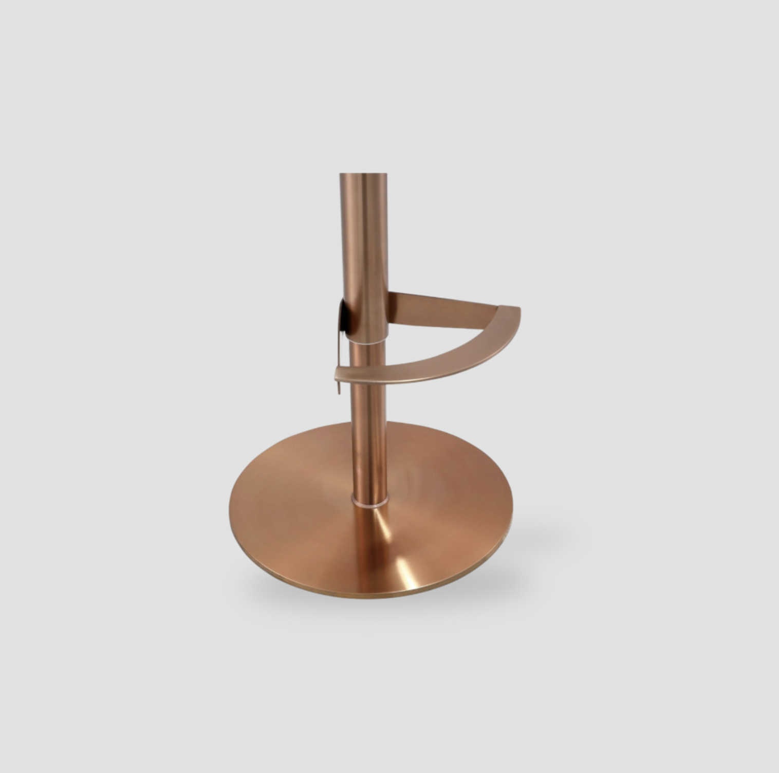 Gros plan de la base piédestal en or rose et du repose-pieds du tabouret de bar Loosha en simili-cuir