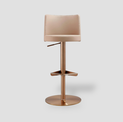 Tabouret de bar Loosha Cafe Au Lait en simili-cuir avec piédestal en métal or rose et base ronde, vue de face