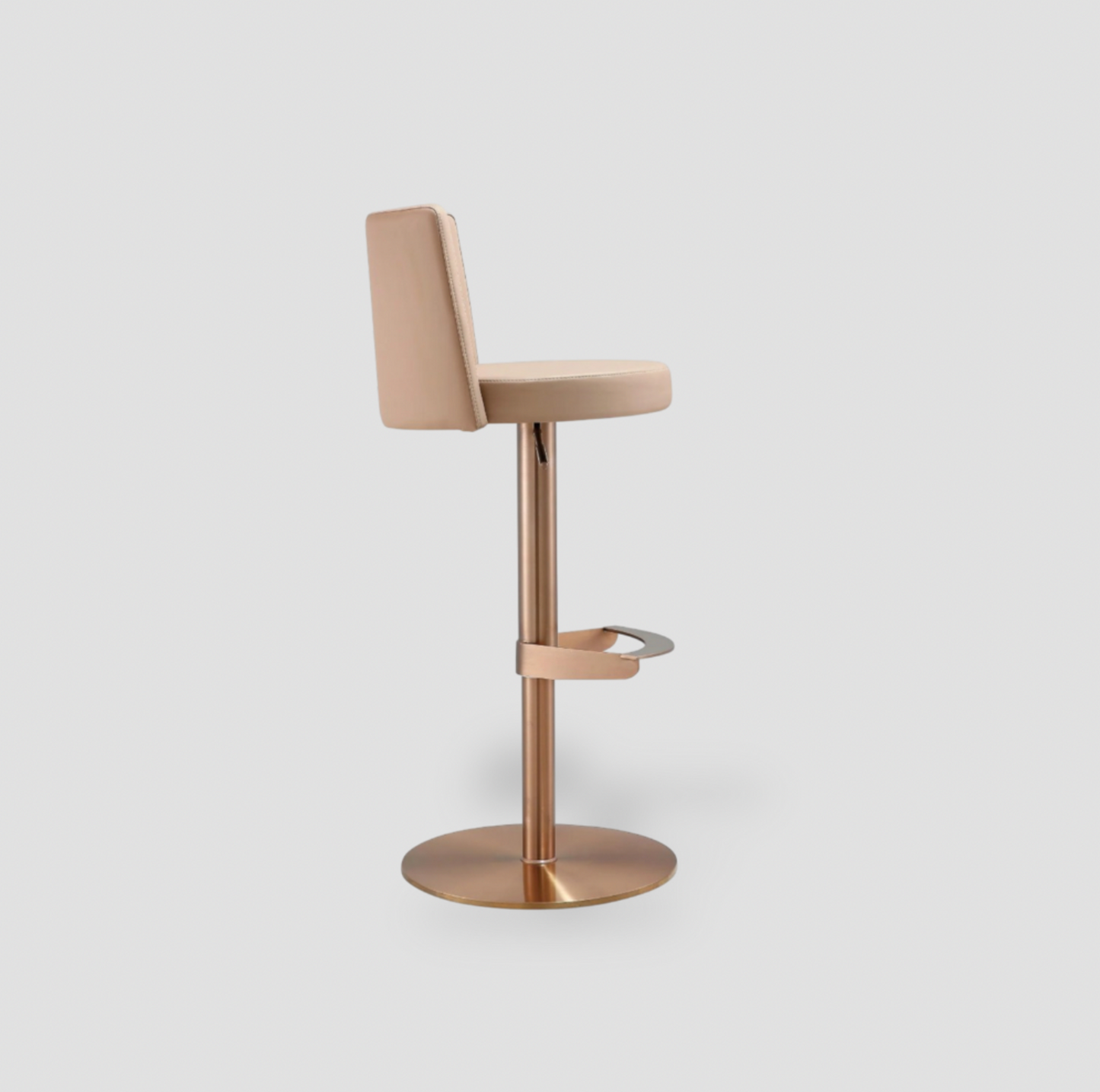 Vue de côté du tabouret de bar Loosha cafe au lait en simili-cuir avec piédestal pivotant or rose et repose-pieds