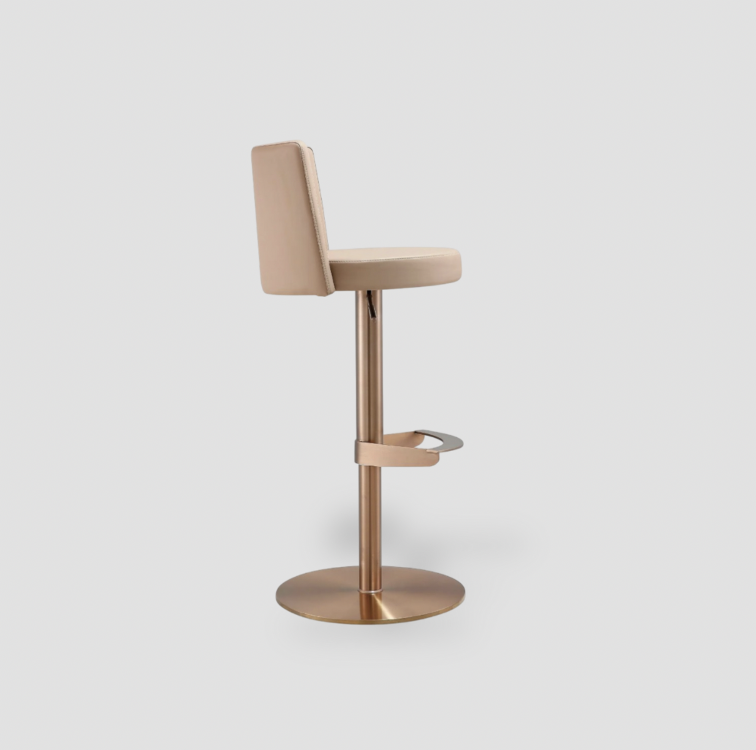 Vue de côté du tabouret de bar Loosha cafe au lait en simili-cuir avec piédestal pivotant or rose et repose-pieds