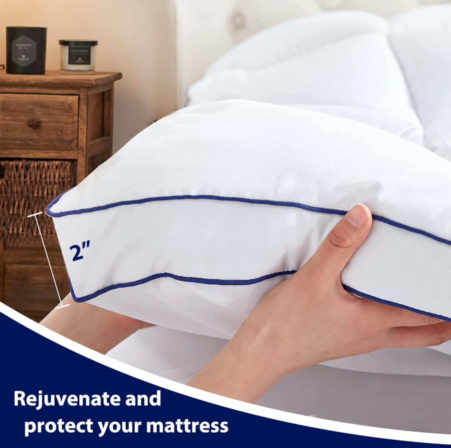 Main pressant le coin du surmatelas matelassé blanc montrant 2 po d'épaisseur avec mention Rejuvenate and protect your mattress