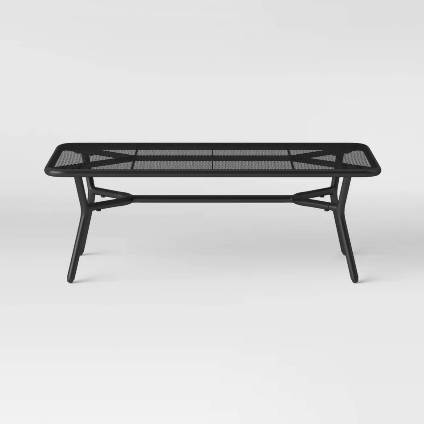 Vue de face de la longue table basse d'extérieur en métal noir à treillis avec support central en croix