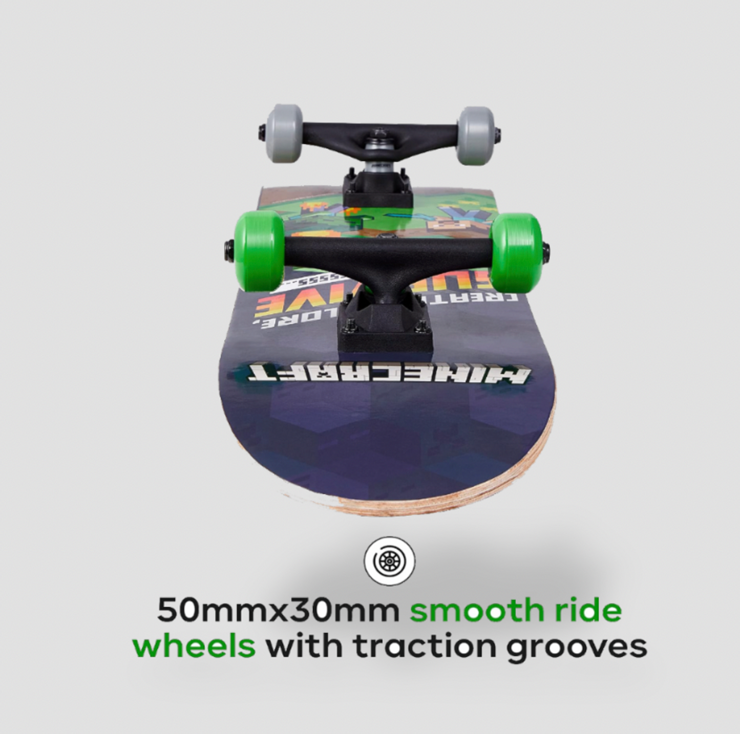 Vue inférieure inclinée de la planche à roulettes Minecraft avec roues et trucks vert et gris, mention 50mm x 30mm smooth ride wheels
