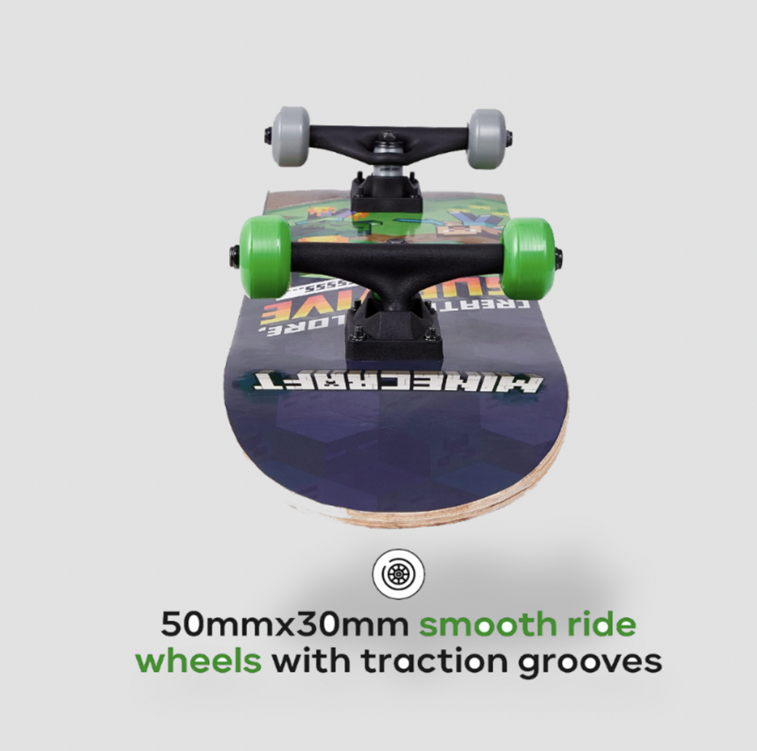 Vue inférieure inclinée de la planche à roulettes Minecraft avec roues et trucks vert et gris, mention 50mm x 30mm smooth ride wheels