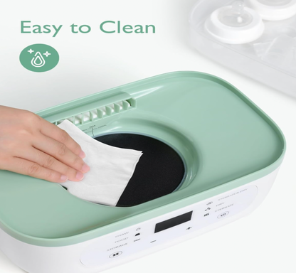 Main essuyant l'intérieur de la chambre verte du stérilisateur Momcozy avec un chiffon, mention Easy to Clean