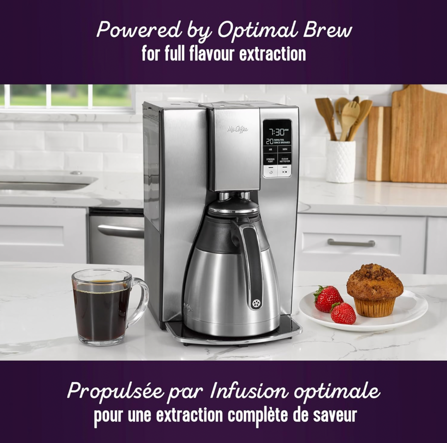 Cafetière Mr. Coffee 10 tasses sur comptoir de cuisine blanc avec tasse en verre de café, assiette de fraises et muffin et pot à ustensiles en bois, mention Powered by Optimal Brew