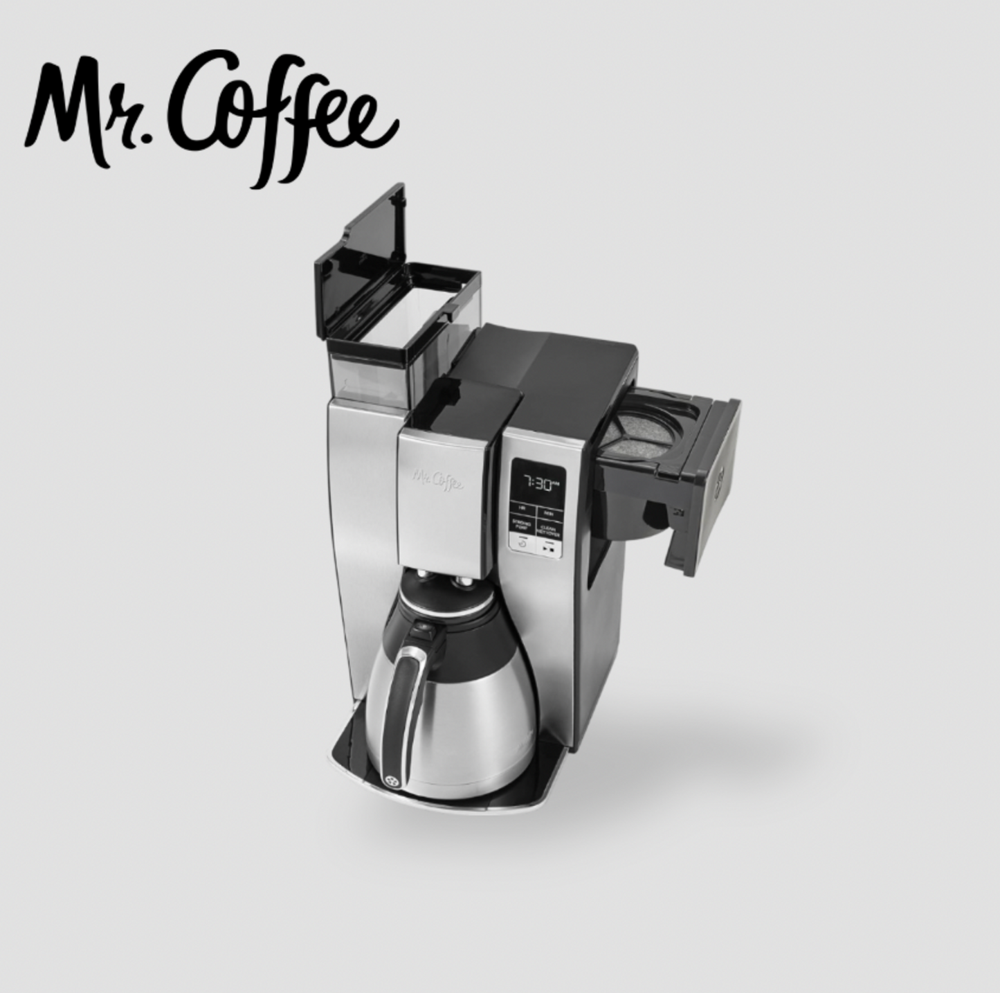 Vue en plongée inclinée de la cafetière Mr. Coffee 10 tasses avec couvercle du réservoir d'eau levé et porte-filtre dégagé pour le remplissage