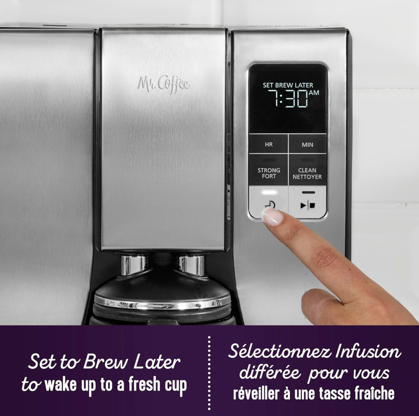 Gros plan d'un doigt appuyant sur un bouton du panneau de commande numérique de la cafetière Mr. Coffee affichant Set Brew Later 7:30 AM, mention Set to Brew Later