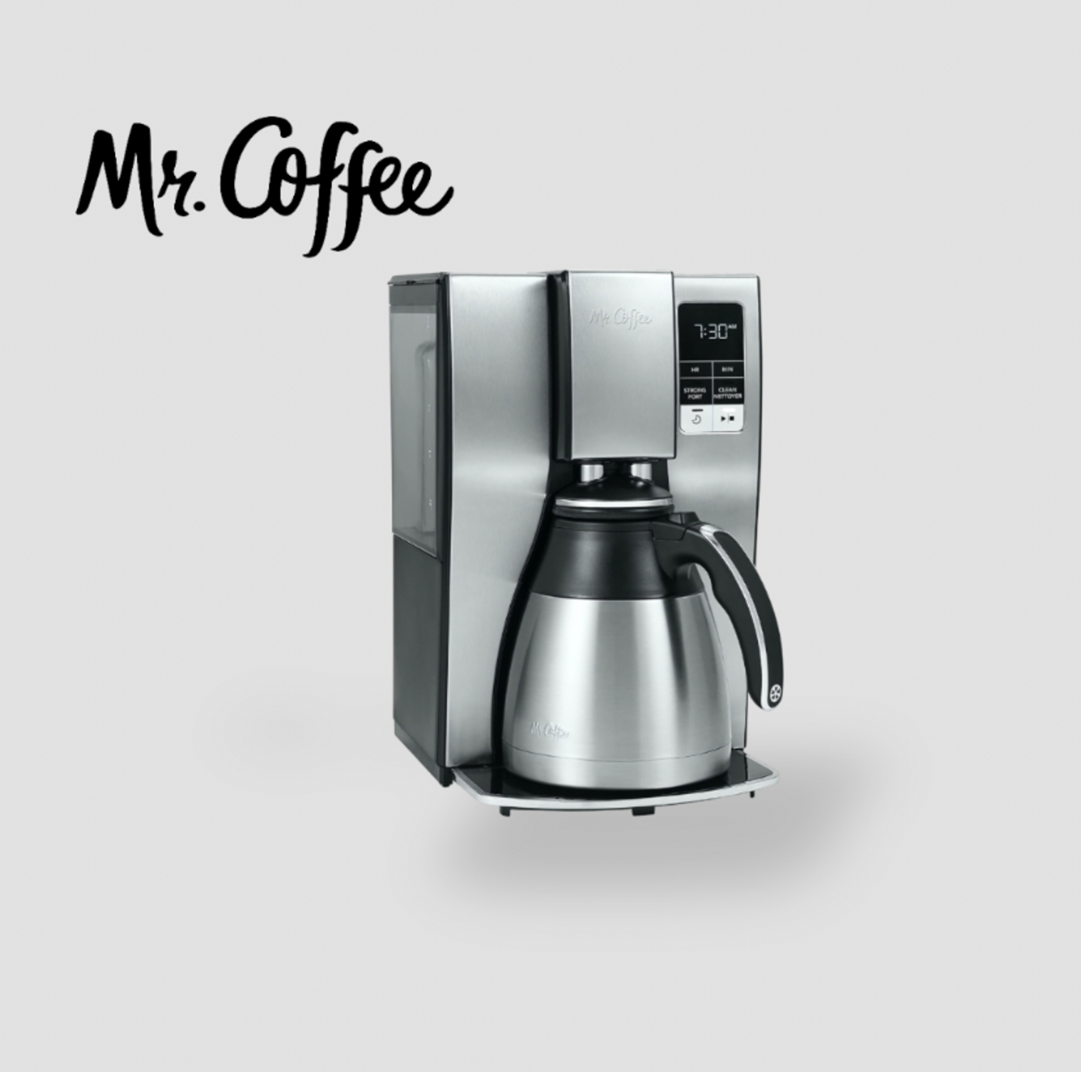 Cafetière programmable 10 tasses Mr. Coffee avec carafe thermique en acier inoxydable et écran numérique affichant 7:30, vue trois-quarts