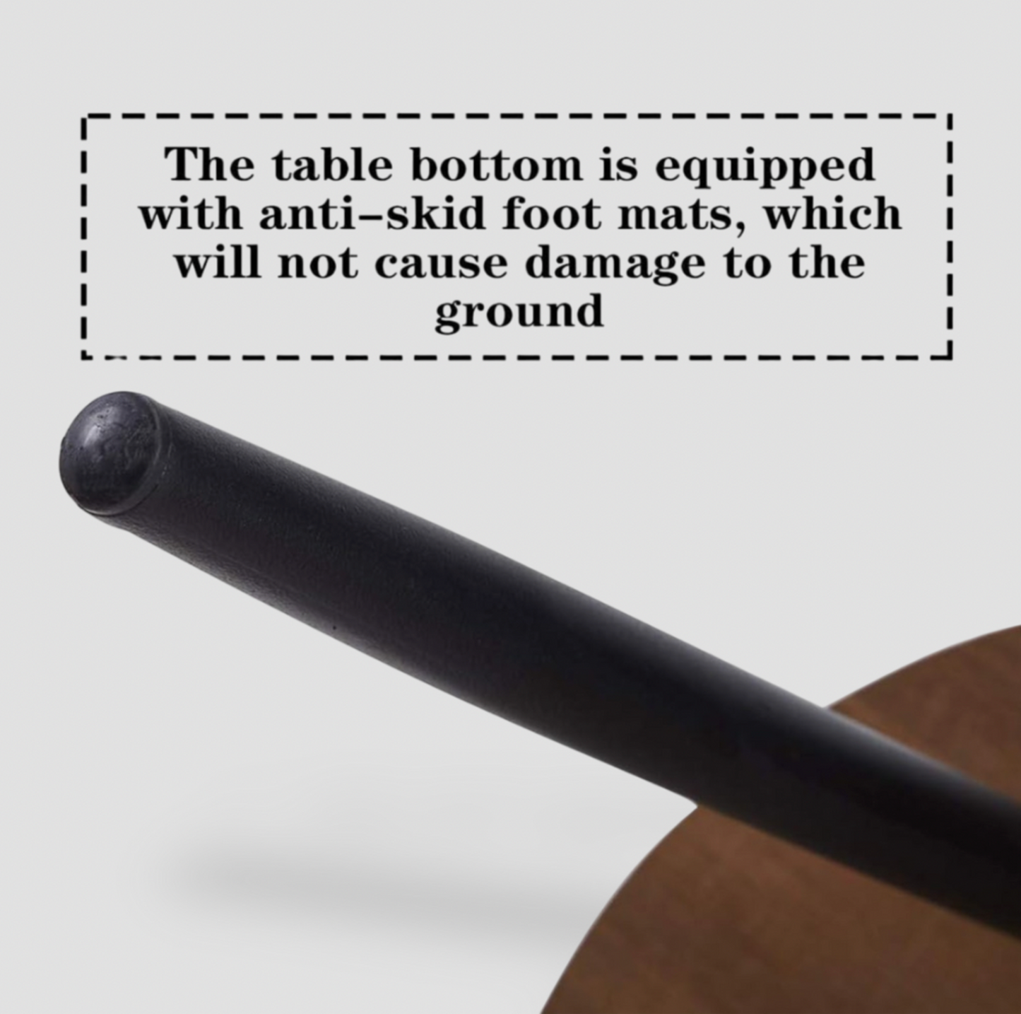 Gros plan du pied métallique noir fuselé avec embout antidérapant, mention table bottom is equipped with anti-skid foot mats