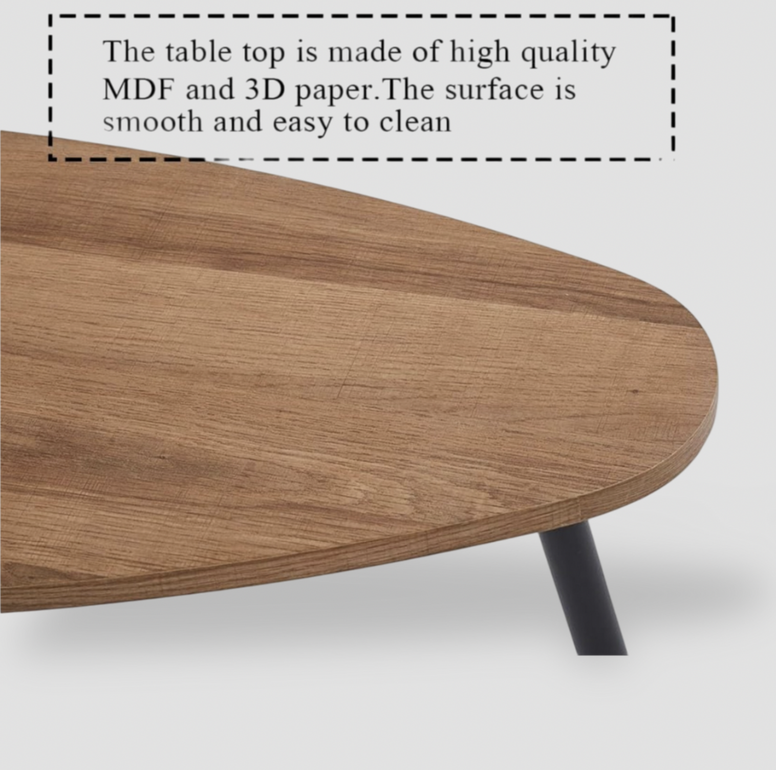 Gros plan du bord du plateau ovale au grain noyer et du pied métallique noir de la table basse, mention table top is made of high quality MDF and 3D paper