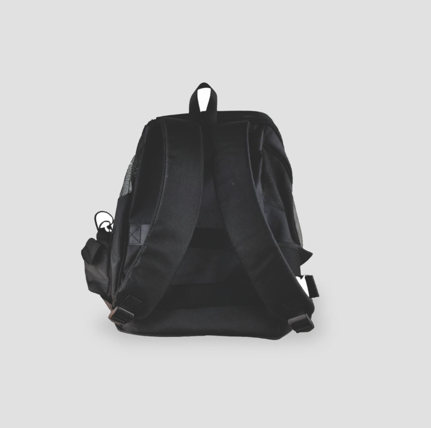 Vue arrière du sac à dos de transport pour animal noir montrant les bretelles rembourrées et la poignée supérieure