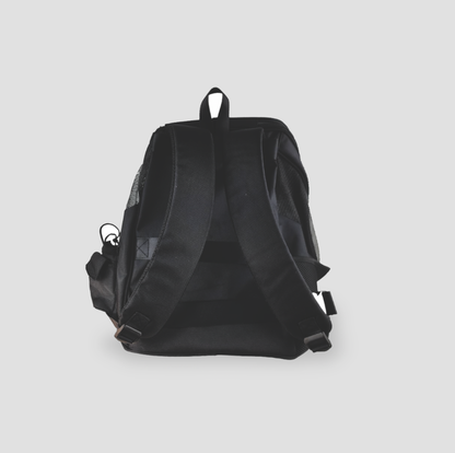 Vue arrière du sac à dos de transport pour animal noir montrant les bretelles rembourrées et la poignée supérieure