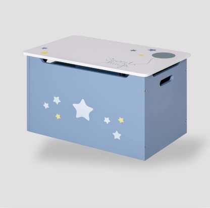 Coffre à jouets banc en bois pour enfants bleu clair avec couvercle blanc, motifs d'étoiles et de lune et poignées latérales découpées, vue trois-quarts