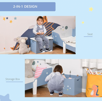 Garçon assis sur le coffre à jouets bleu à côté d'un lit et fille fouillant à l'intérieur, mentions 2-in-1 Design avec siège et coffre de rangement
