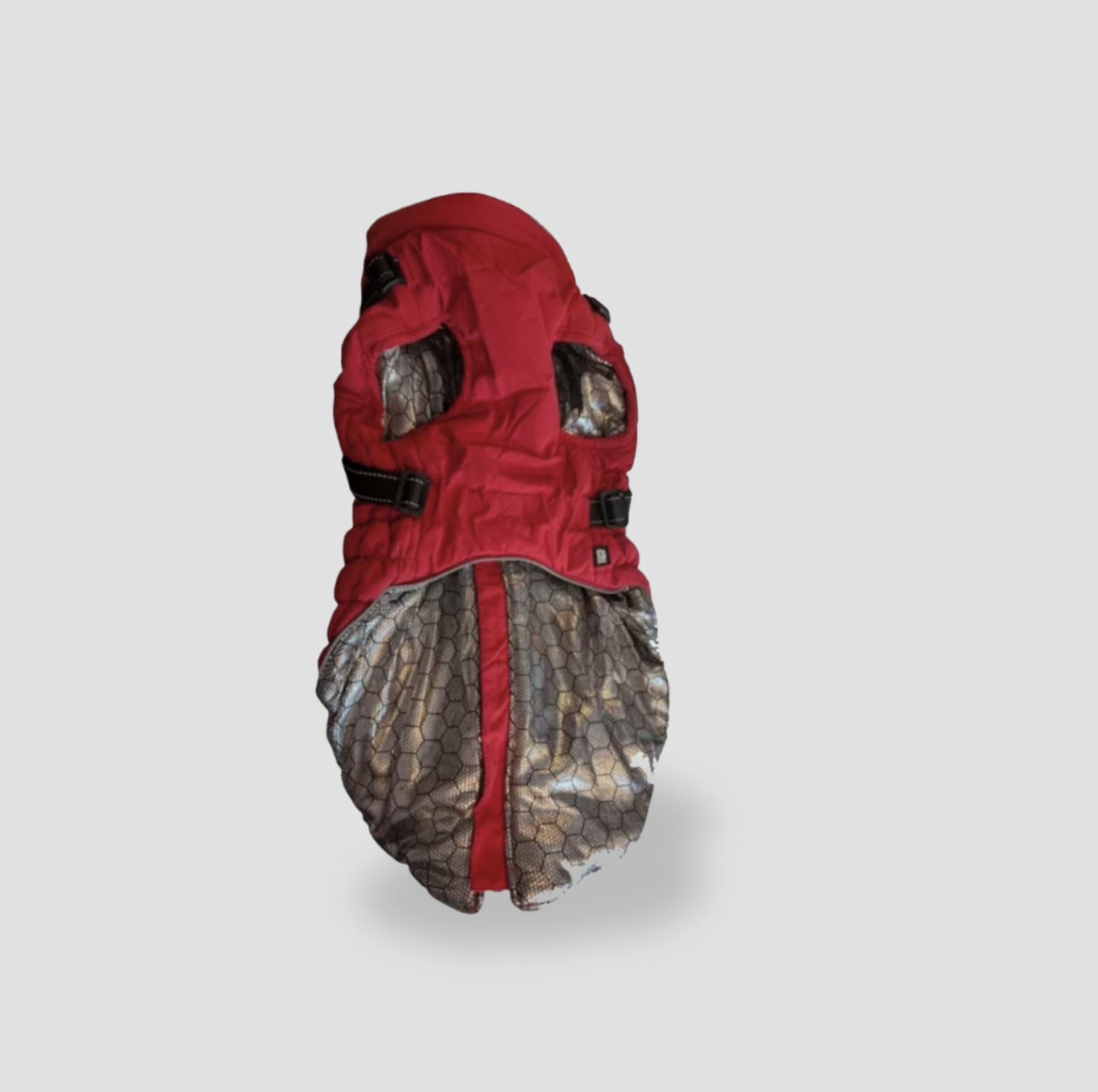 Veste pour chien rouge à capuche retournée montrant la doublure à motif nid d'abeille et la garniture rouge
