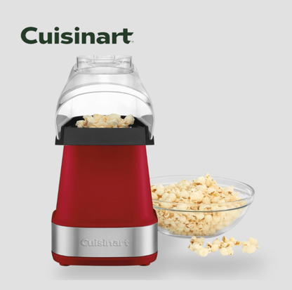 Machine à popcorn rouge avec base chromée versant du maïs soufflé frais dans un bol en verre