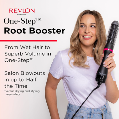 Femme tenant la brosse soufflante ronde Revlon One-Step Root Booster noire et rose avec bannière produit