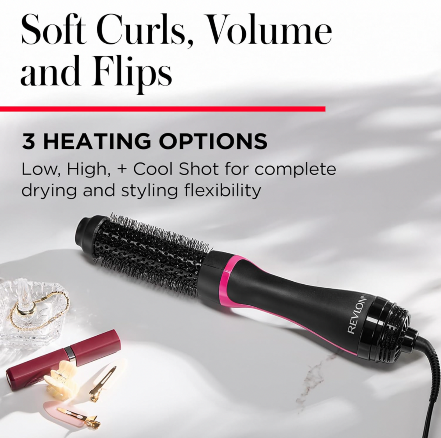 Brosse soufflante ronde Revlon noire et rose sur surface de marbre avec bijoux et rouge à lèvres, mention trois réglages de chaleur