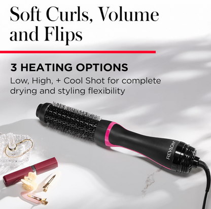 Brosse soufflante ronde Revlon noire et rose sur surface de marbre avec bijoux et rouge à lèvres, mention trois réglages de chaleur