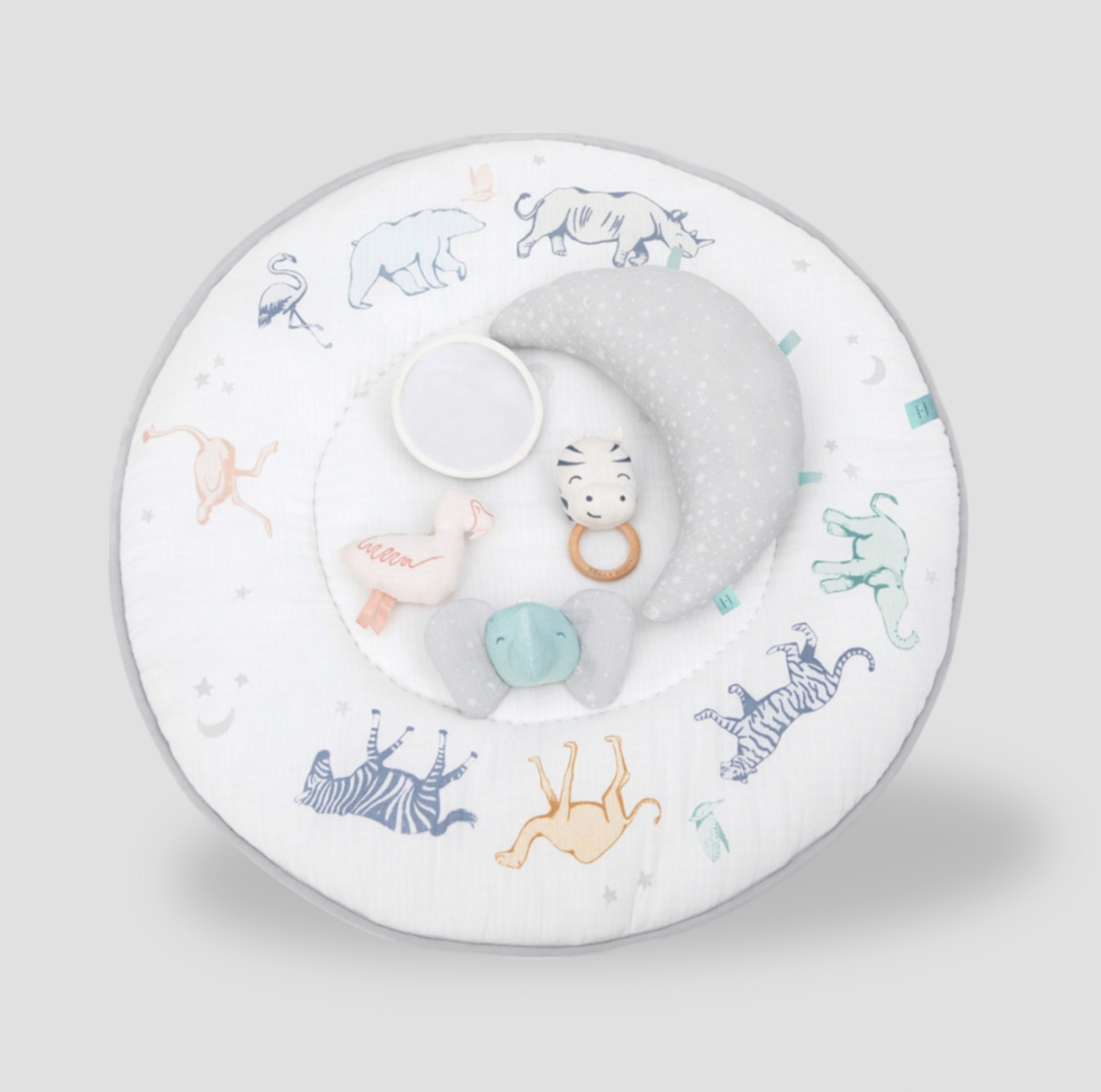 Vue en plongée du tapis d'éveil safari Rising Star avec oreiller lune gris, peluches éléphant, oiseau et anneau de dentition zèbre