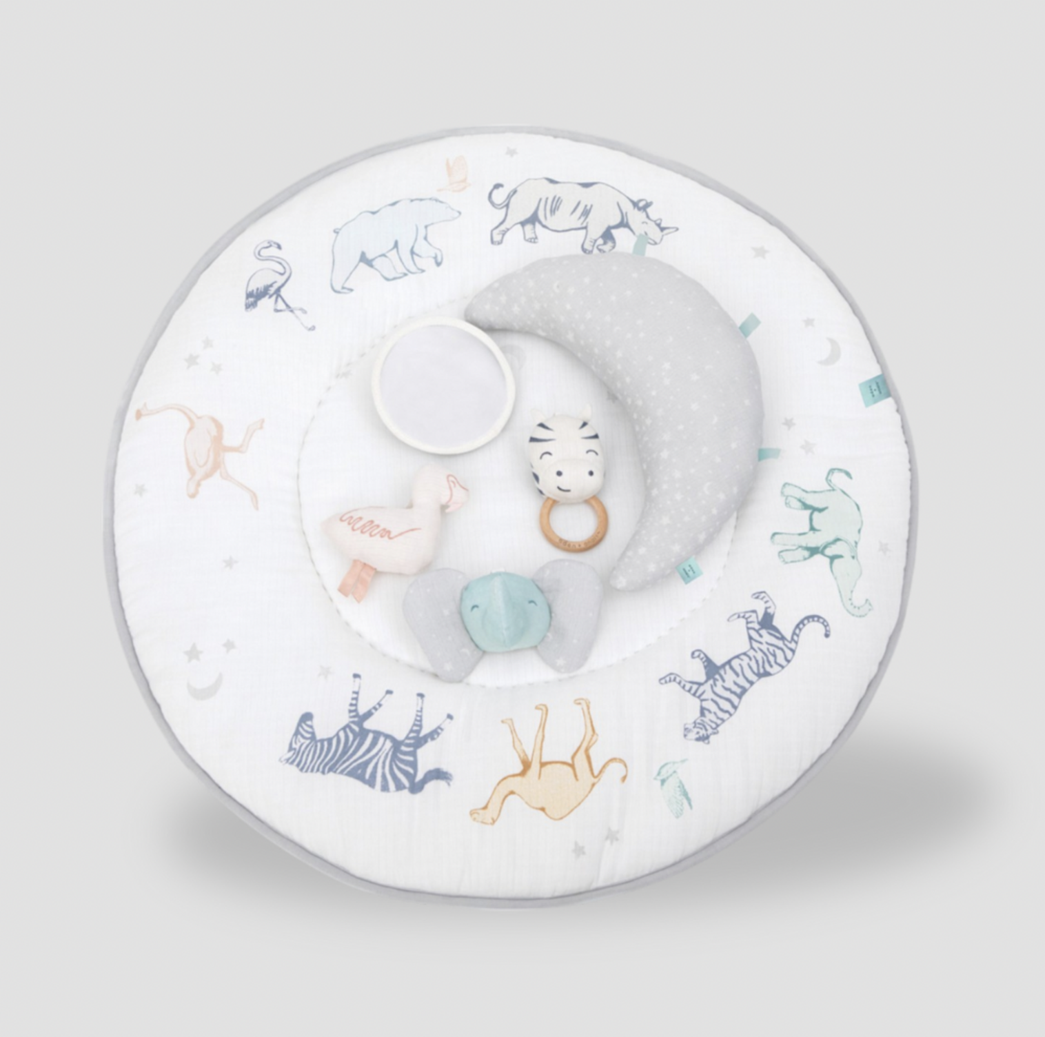 Vue en plongée du tapis d'éveil safari Rising Star avec oreiller lune gris, peluches éléphant, oiseau et anneau de dentition zèbre