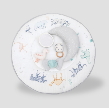 Vue en plongée du tapis d'éveil safari Rising Star avec oreiller lune gris, peluches éléphant, oiseau et anneau de dentition zèbre