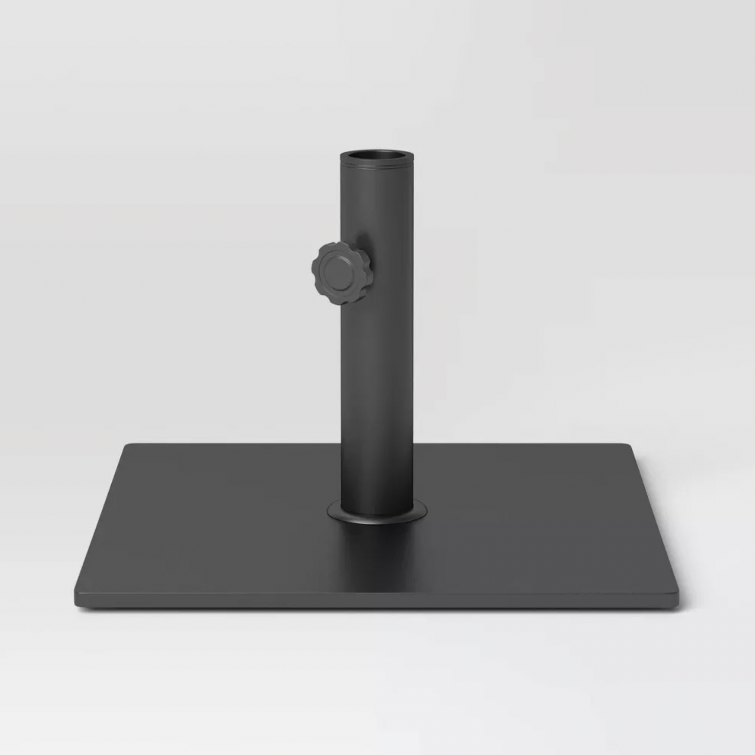 Base carrée en acier noir pour parasol de patio avec réceptacle vertical et molette de serrage, vue trois-quarts
