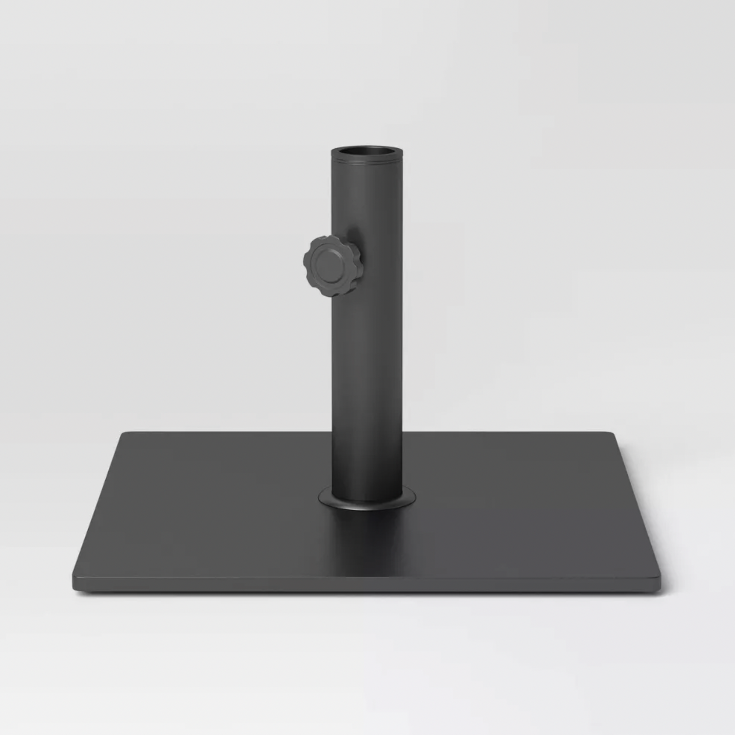 Base carrée en acier noir pour parasol de patio avec réceptacle vertical et molette de serrage, vue trois-quarts