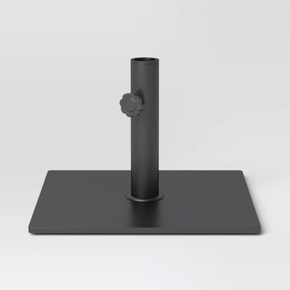 Base carrée en acier noir pour parasol de patio avec réceptacle vertical et molette de serrage, vue trois-quarts