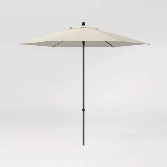 Parasol de patio rond Room Essentials beige avec mât noir et manivelle, vue de face complète du produit