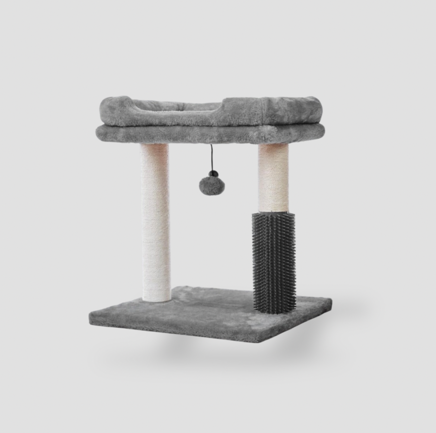 Petit arbre à chat gris avec perchoir rembourré sur deux poteaux en sisal, colonne brosse d'auto-toilettage et balle suspendue, vue de face