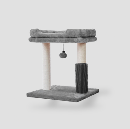 Petit arbre à chat gris avec perchoir rembourré sur deux poteaux en sisal, colonne brosse d'auto-toilettage et balle suspendue, vue de face