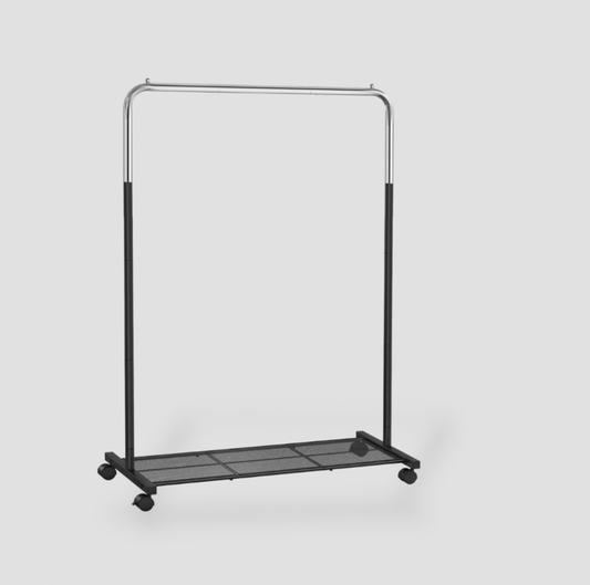 Support à vêtements SONGMICS en acier noir avec barre supérieure chromée, étagère inférieure en mesh et quatre roulettes, vue trois-quarts