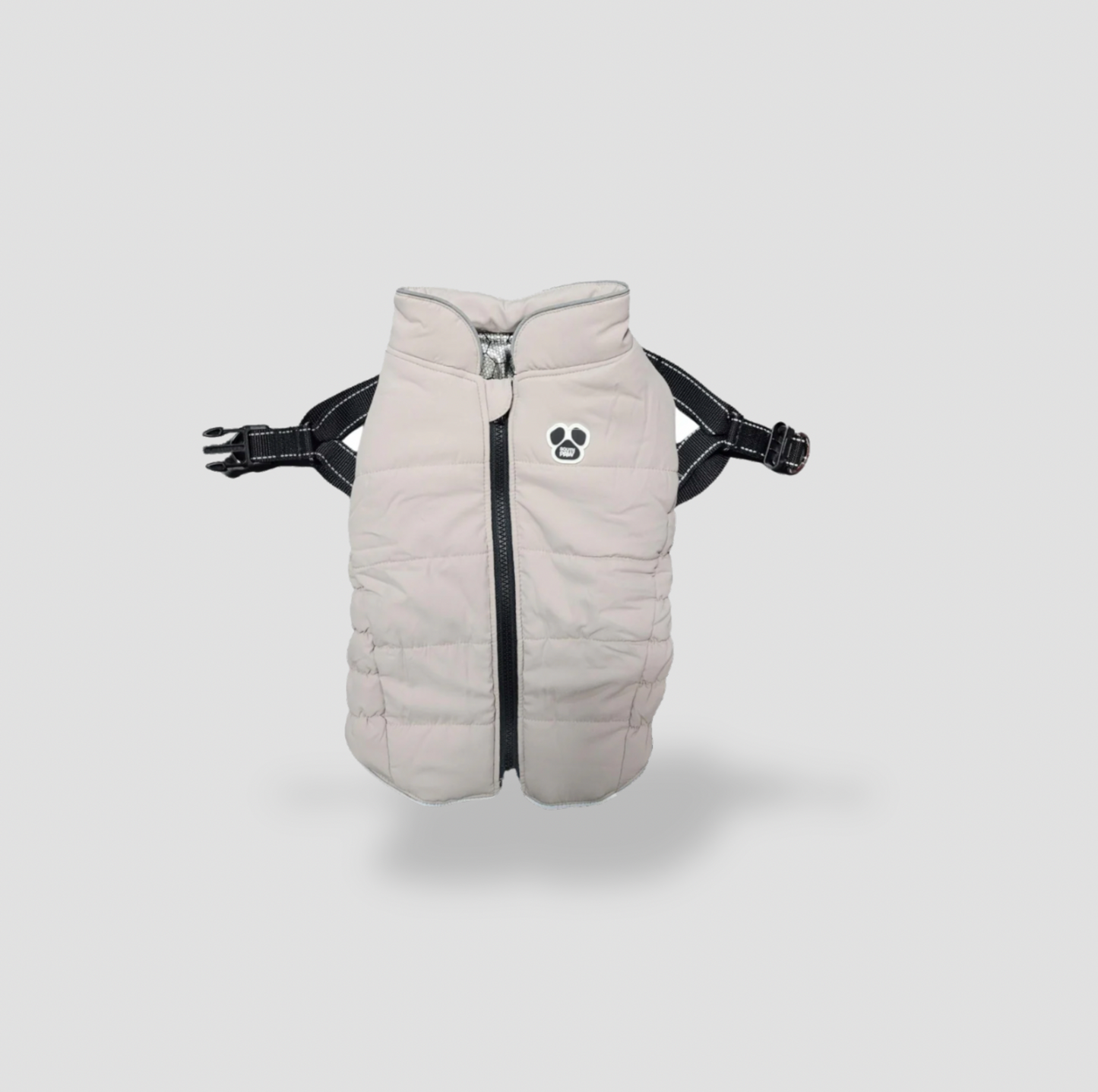 Veste matelassée beige pour chien avec sangles de harnais intégrées noires et logo patte, vue de face