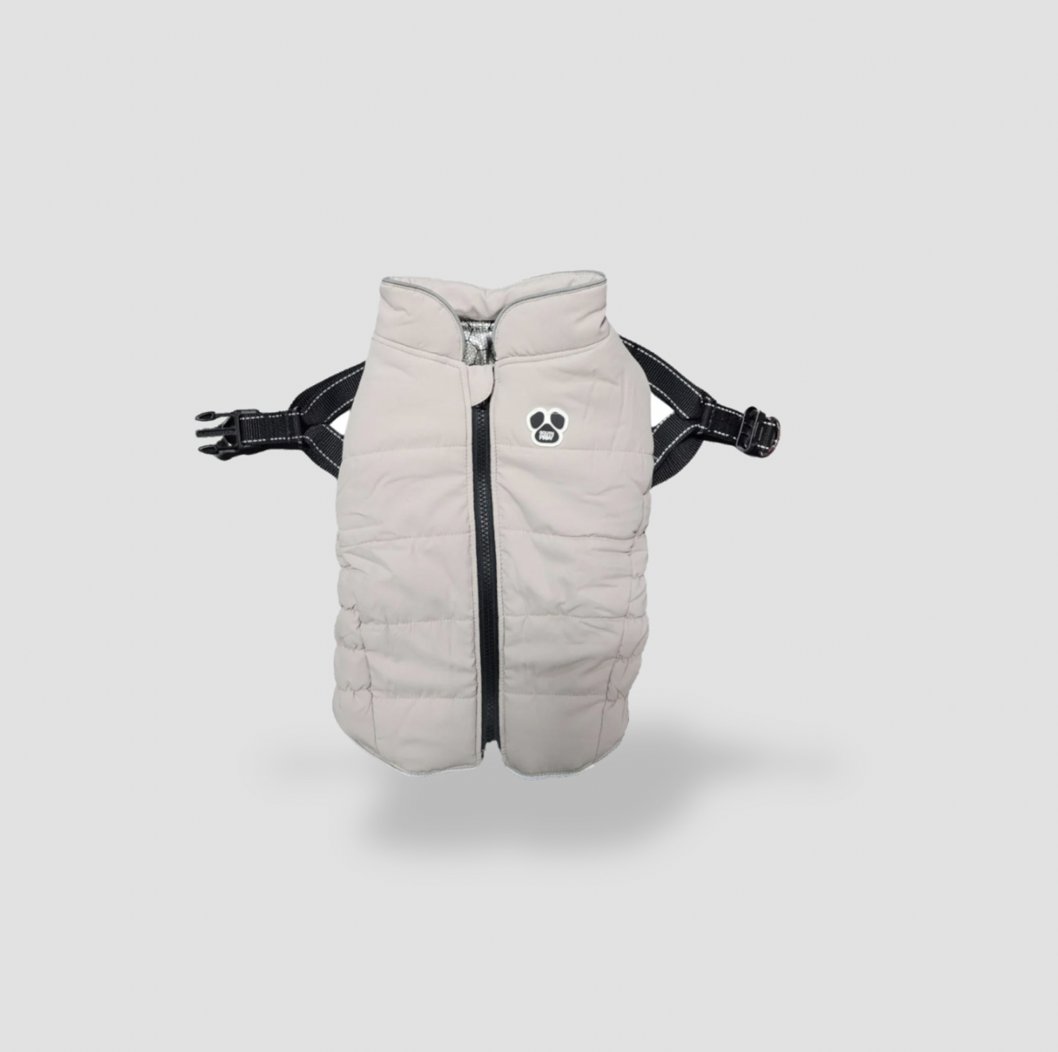 Veste matelassée beige pour chien avec sangles de harnais intégrées noires et logo patte, vue de face