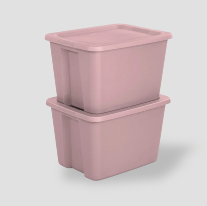 Deux boîtes de rangement rose pâle empilées avec couvercles, vue de face de bacs en plastique