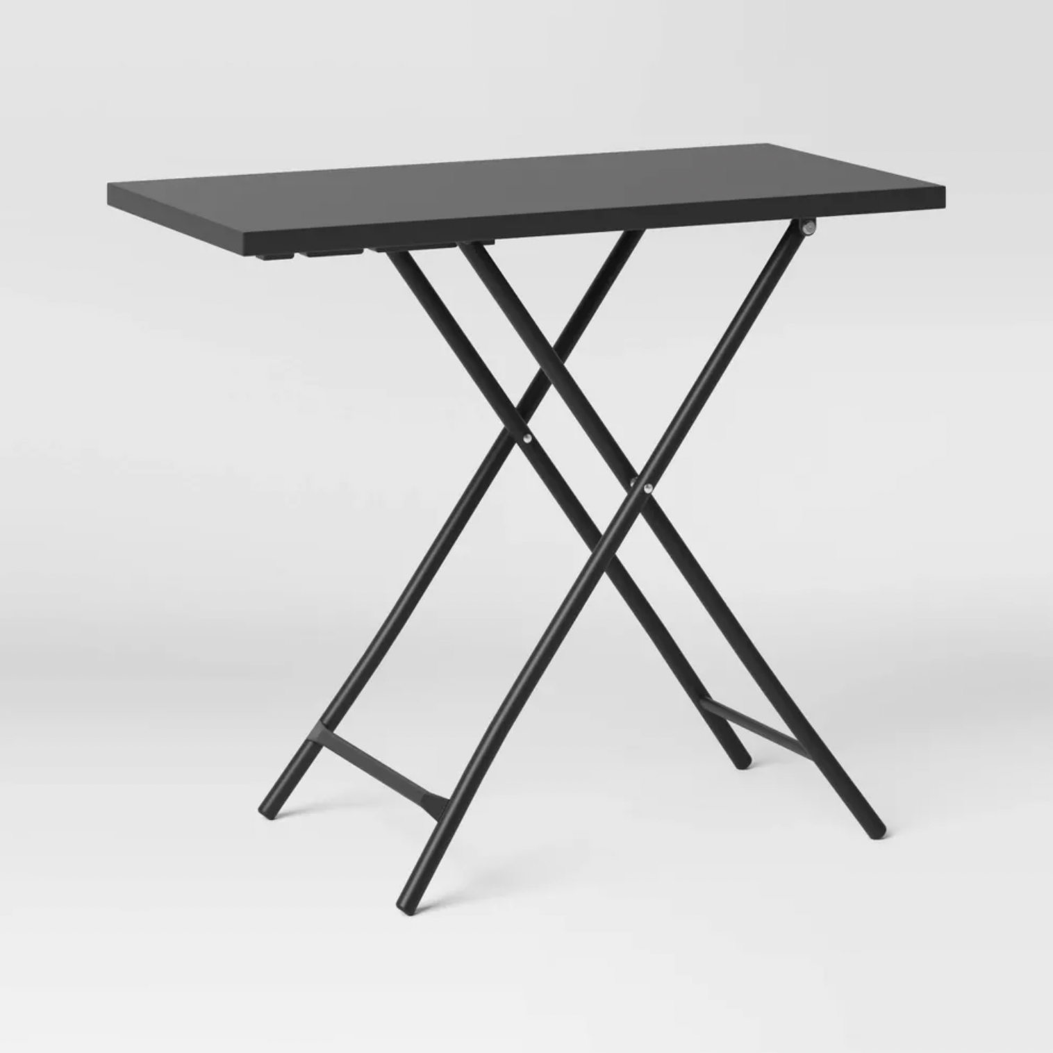 Table d'appoint pliante en acier noir avec plateau monobloc et croisillon en X, vue trois-quarts