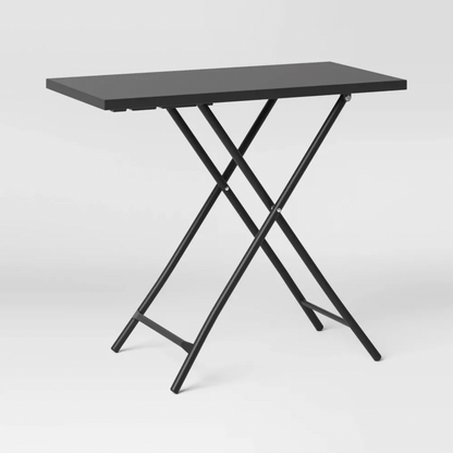 Table d'appoint pliante en acier noir avec plateau monobloc et croisillon en X, vue trois-quarts