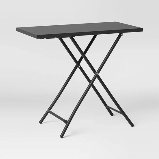 Table d'appoint pliante en acier noir avec plateau monobloc et croisillon en X, vue trois-quarts