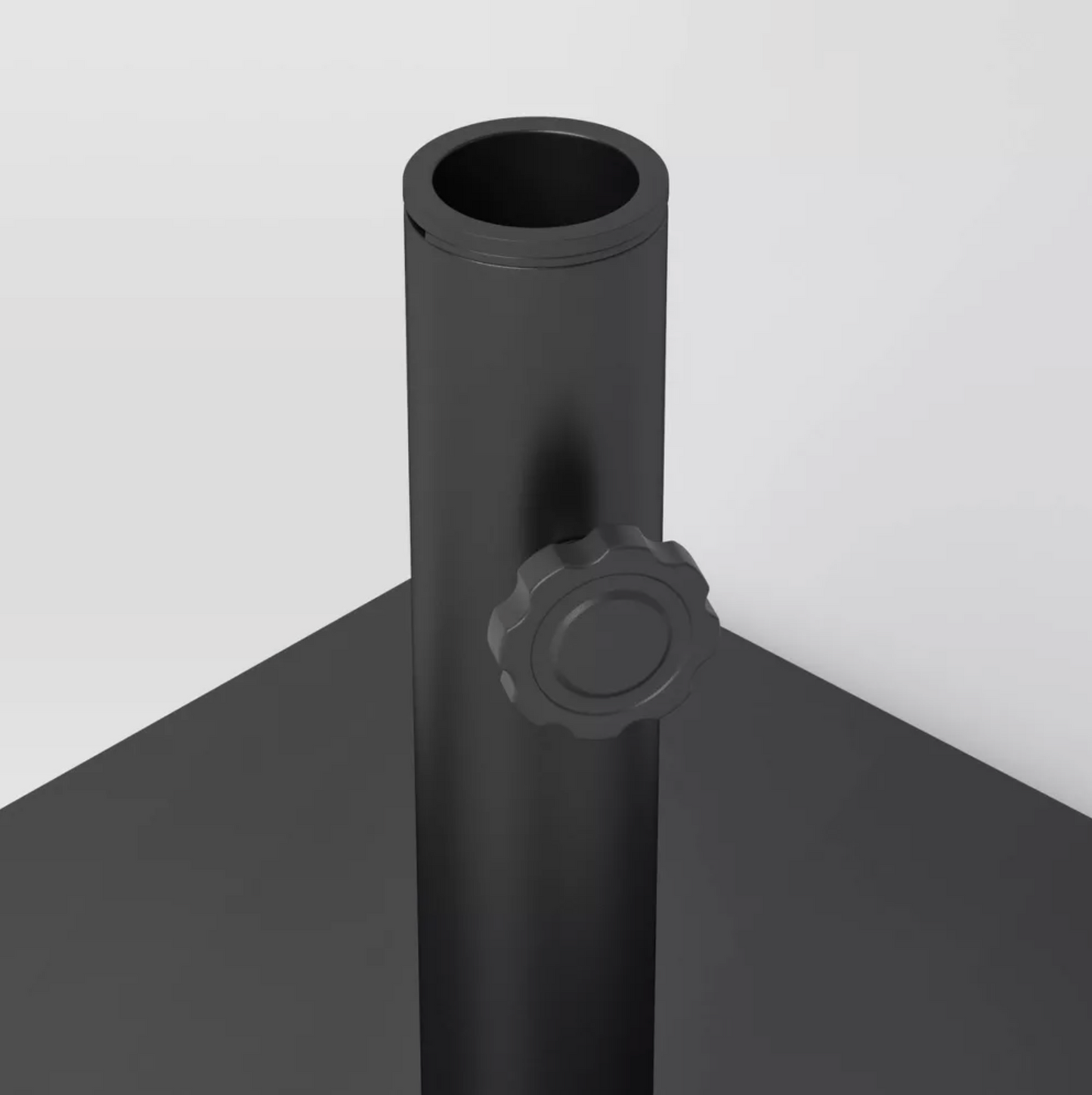 Gros plan de l'ouverture du mât et du détail de la molette de serrage de la base de parasol en acier noir