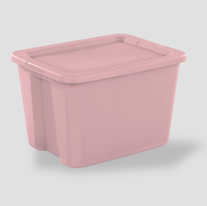 Boîte de rangement en plastique rose pâle de 18 gallons avec couvercle à clipser, vue trois-quarts