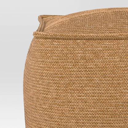 Gros plan de la texture en tissu tricoté tan tissé sur le coin du pouf de patio