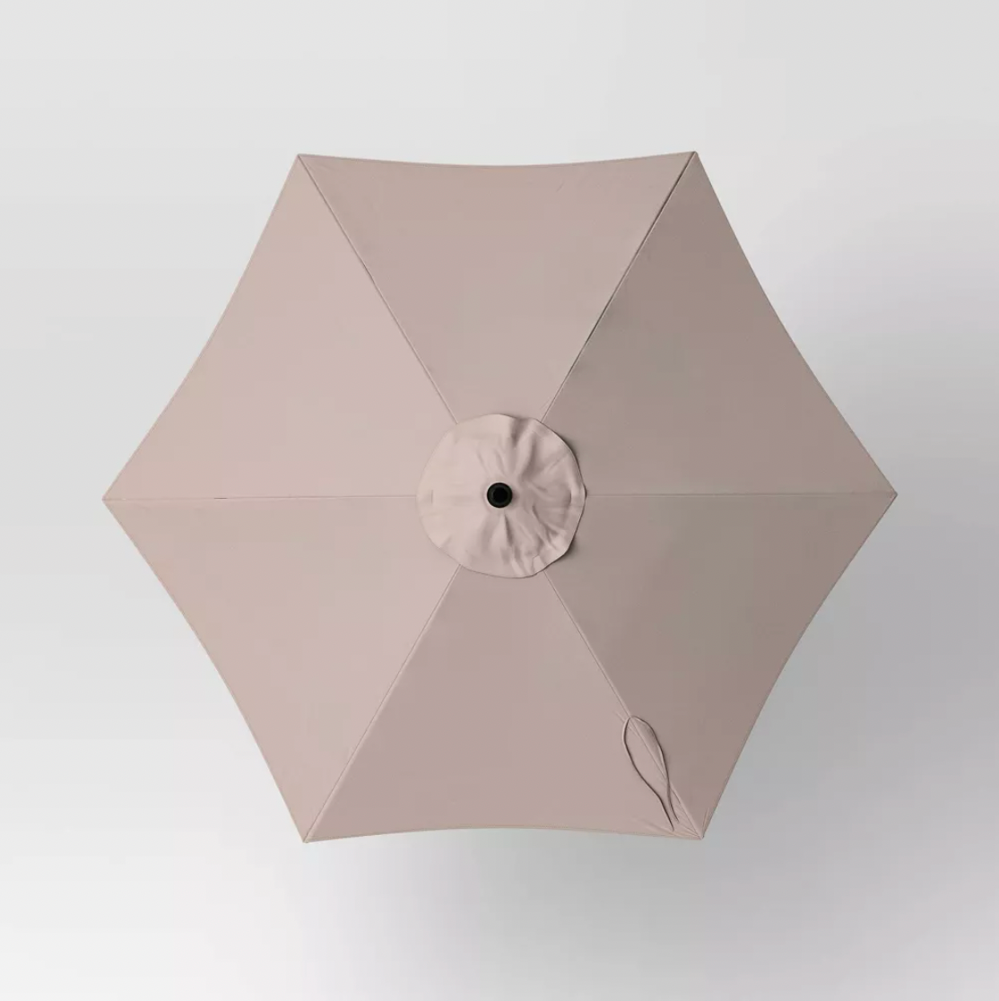 Vue de dessus de la toile hexagonale de parasol taupe avec évent central et six panneaux