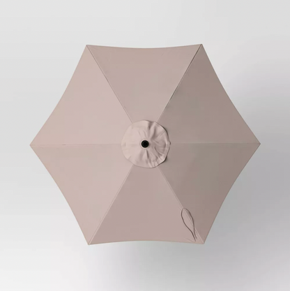 Vue de dessus de la toile hexagonale de parasol taupe avec évent central et six panneaux